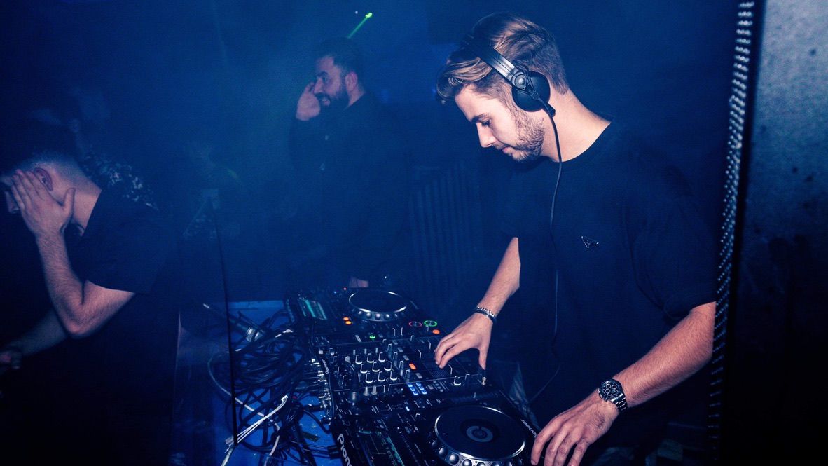 DJ Werner mixer live bag pulten til klubaften i København